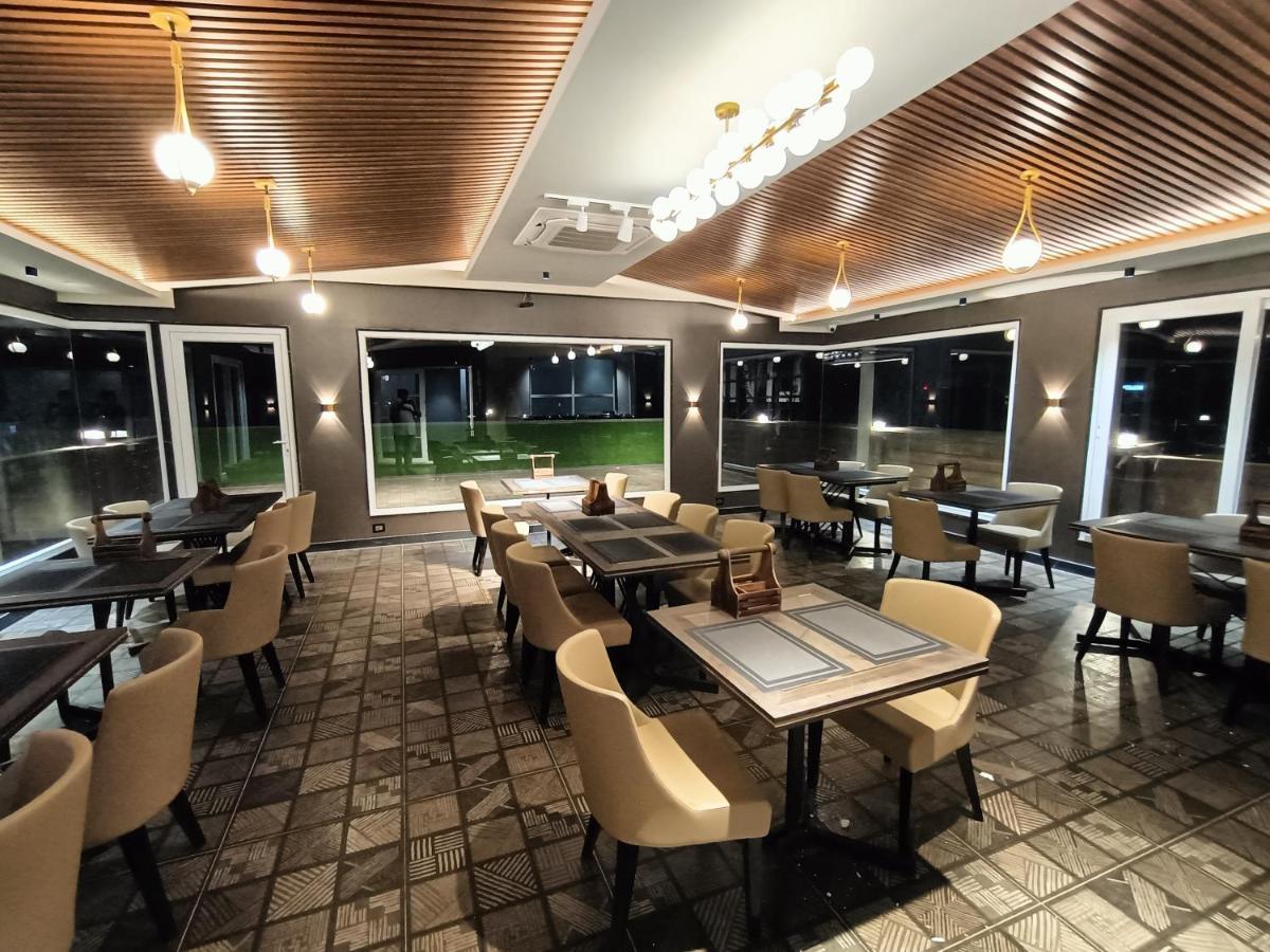 Hotel Royal Livin Varanasi Exterior photo